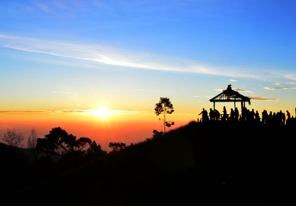 Yogyakarta: Sikunir Golden Sunrise Dieng Plateau