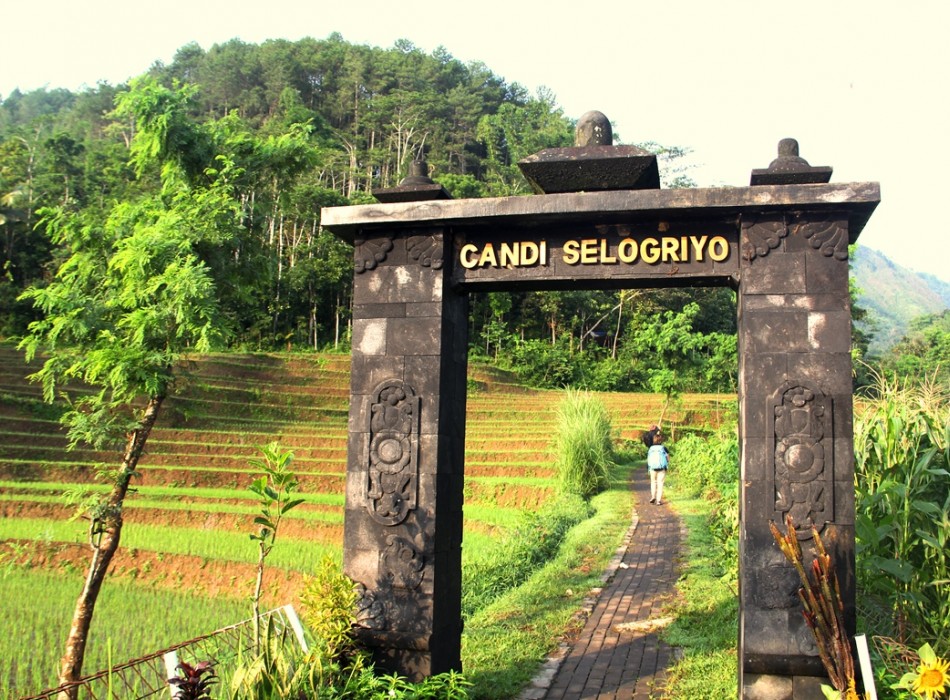 Borobudur Sunrise , Chicken Church & Selogriyo Temple