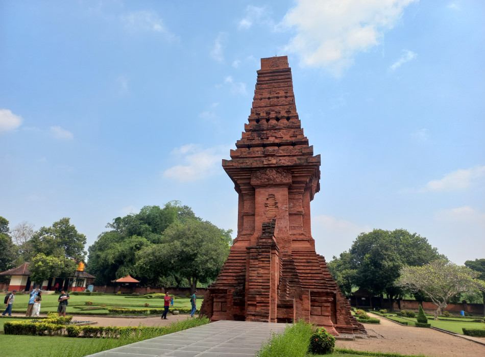 Surabaya Port: Trowulan Temple Archeological Tours