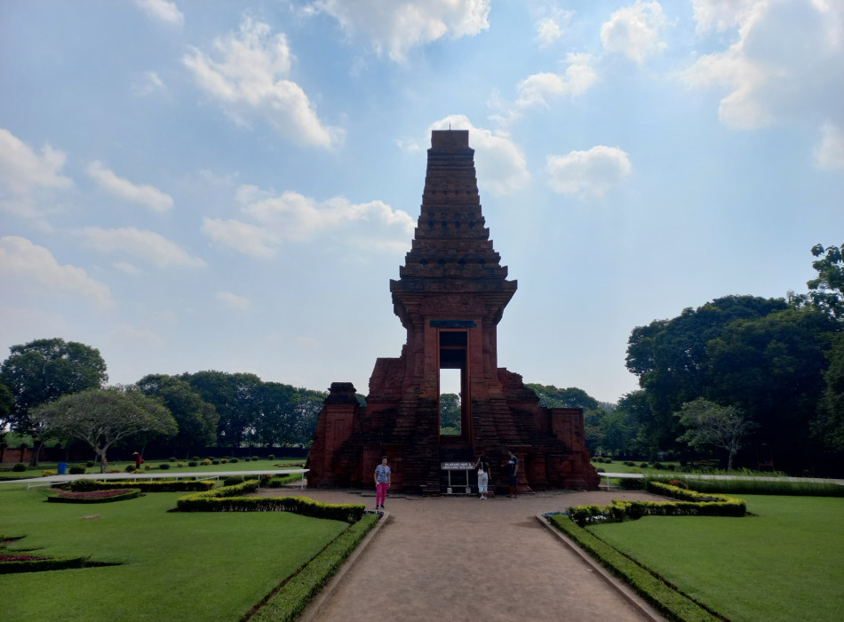 Surabaya Port: Trowulan Temple Archeological Tours