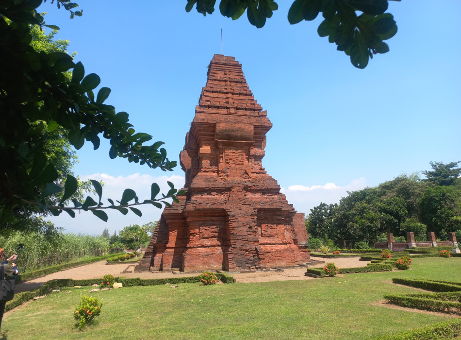 Surabaya Port: Trowulan Temple Archeological Tours