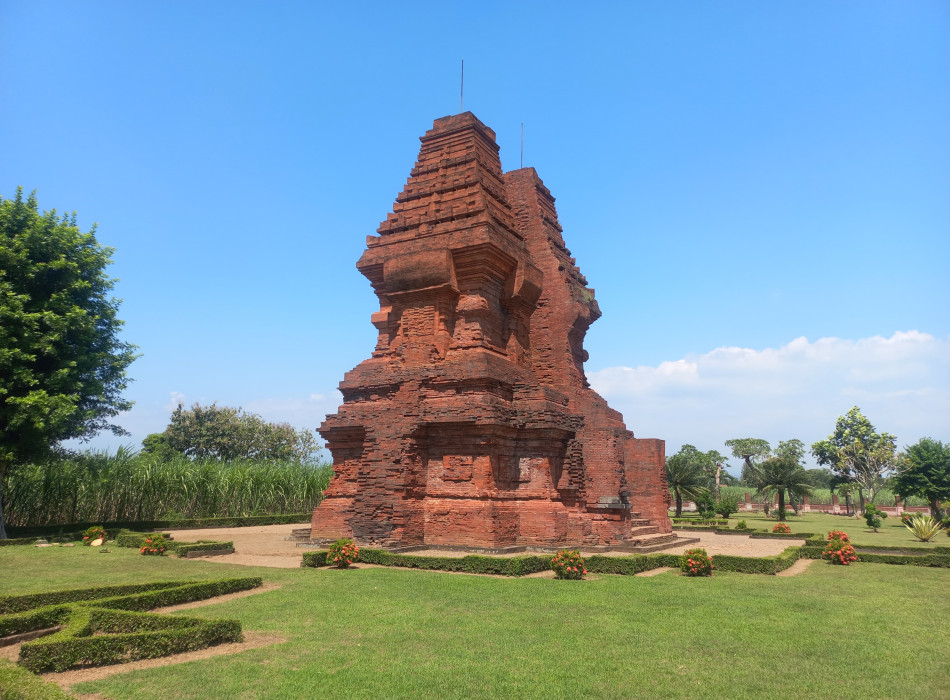 Surabaya Port: Trowulan Temple Archeological Tours